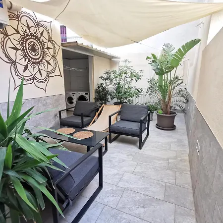Modern & Spacious2+1 Bedroom With Patio Apartment *