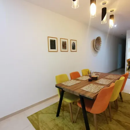 Modern & Spacious2+1 Bedroom With Patio Apartment *