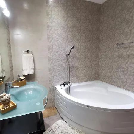 Modern & Spacious2+1 Bedroom With Patio Apartment *