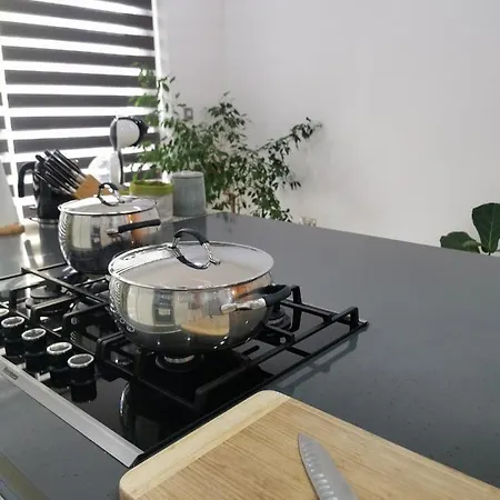 Modern & Spacious2+1 Bedroom With Patio Apartment *